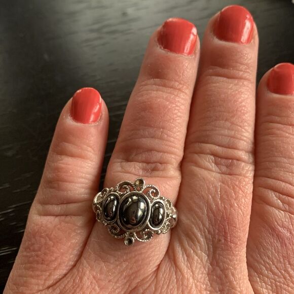 Adjustable Avon Black and Silver Scroll Ring size 5-8 - Picture 1 of 6